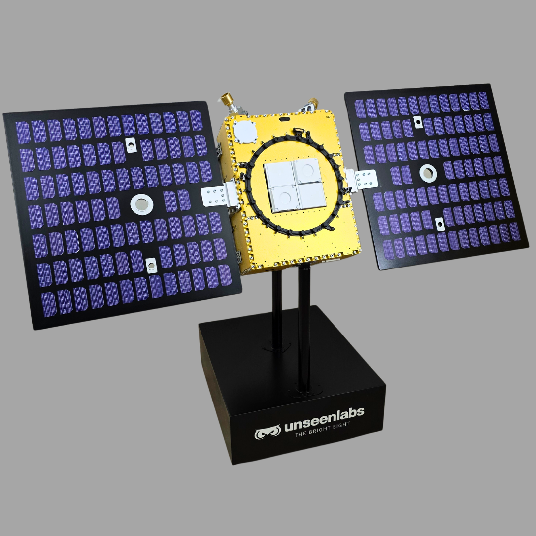 Das 1:1-Modell des Unseenlabs-Satelliten, umgesetzt durch die präzise Ingenieurskunst von ARI Modellbau.