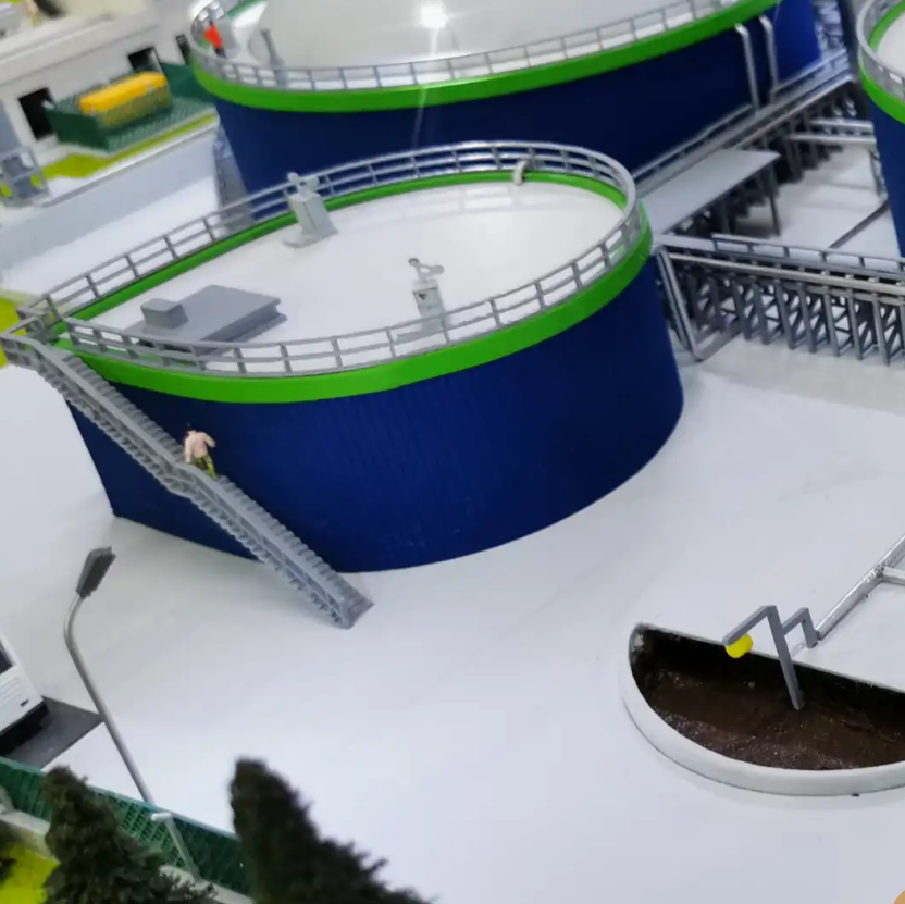 Eine Biogasanlage, dargestellt durch ein Modell von ARI Modellbau, zeigt das neueste Design und die funktionalen Abläufe einer Biogasanlage. Dieses detaillierte Modell bietet einen Überblick über die Hauptmerkmale, einschließlich anaerober Fermenter,