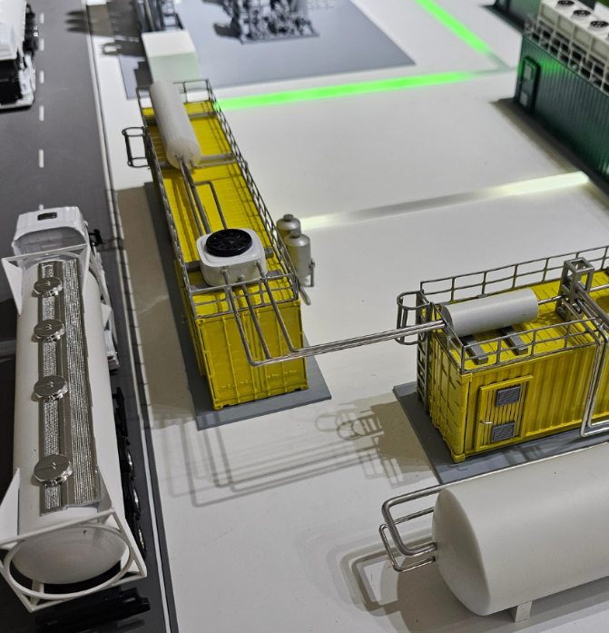Das Textilrecycling-Fabrikmodell von ARI Model bietet eine detaillierte und realistische Darstellung einer modernen Recyclinganlage für Textilabfälle. Dieses hochpräzise Modell zeigt die gesamte Wertschöpfungskette des Textilrecyclings, einschließlic