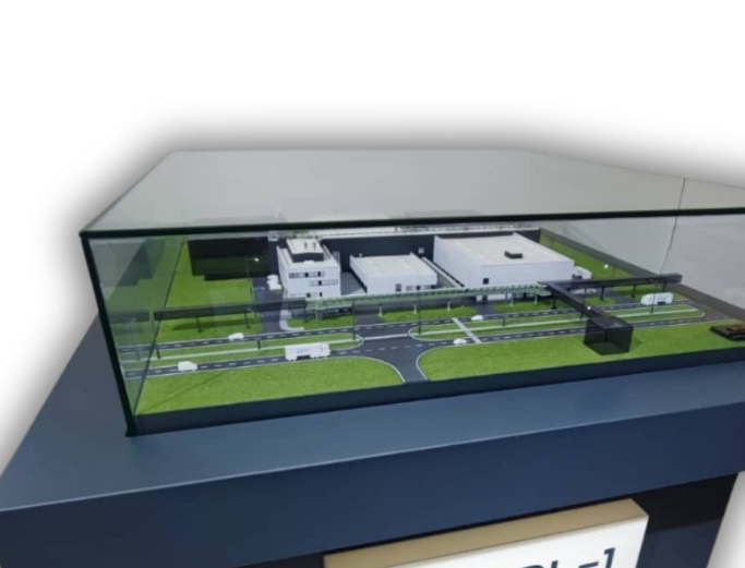 Das Glasrecyclinganlage Modell, entwickelt und konstruiert von ARI Model, zeigt den gesamten Lebenszyklus des Glasrecyclings, beginnend mit der Sammlung und Sortierung, über die Zerkleinerung und Schmelzung bis hin zur Herstellung neuer Glasprodukte.