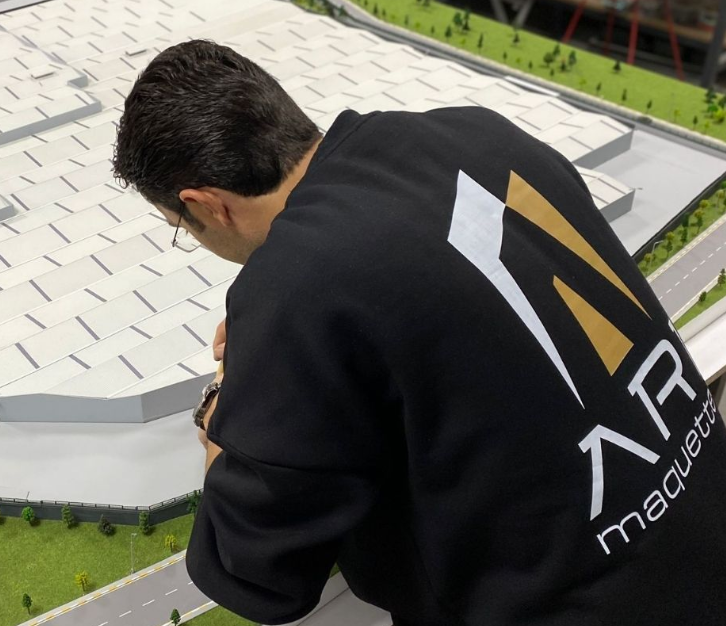 Das Elektronik-Abfall-Recyclingzentrum Modell, entwickelt von ARI Model, ist ein hochmodernes, hochpräzises architektonisches Modell, das den gesamten Recyclingprozess von Elektronikabfällen darstellt – von der Sammlung über die Demontage und Sortier