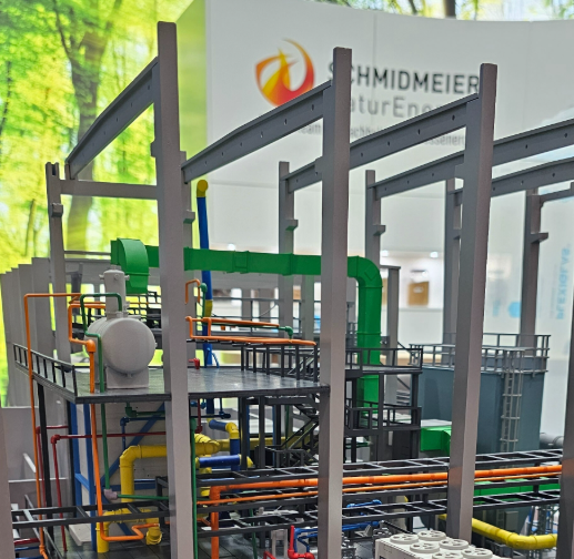 Die Selbstkühlende Gebäudemaquette, sorgfältig entwickelt von ARI Model, ist eine hochdetaillierte, interaktive Darstellung davon, wie passive Kühlsysteme, innovative Materialien und optimierte Luftzirkulation zur nachhaltigen Architektur beitragen. 