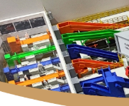 Das Modell der Kohlenstofffreien Gesellschaft, entwickelt von ARI Model, ist eine hochdetaillierte und interaktive Darstellung, die die Vision einer emissionsfreien Zukunft zum Leben erweckt. Diese architektonische Maquette umfasst wesentliche erneue