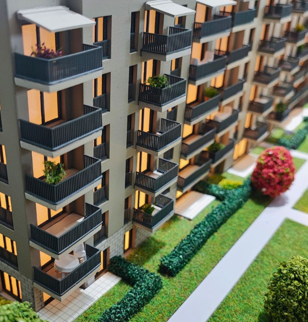 Ein meisterhaft gefertigtes Stadtplanungsmodell von ARI Model, das traditionelles Handwerk und moderne Technologie vereint. Dieses Modell präsentiert einen detaillierten Stadtplan, der Verkehrsinfrastruktur, Grünflächen und öffentliche Einrichtungen 