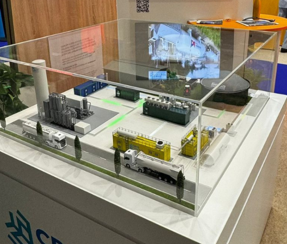 Ein hochpräzises Architektur- und Industriemodell, entworfen von ARI Modellbau, das eine moderne Stadt- und Industrieanlage darstellt. Dieses maßgeschneiderte Modell umfasst architektonische Strukturen, Fabriklayouts und Infrastrukturelemente und bie