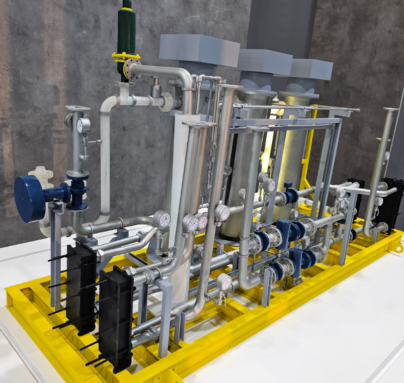 Ein detailliertes Modell einer elektrischen Verteilungsunterstation, entwickelt von ARI Modellbau, mit Transformatoren, Schaltanlagen, Hochspannungsleitungen, Steuerungsräumen und Verteilungseinheiten. Dieses maßstabsgetreue Modell ermöglicht es Ener