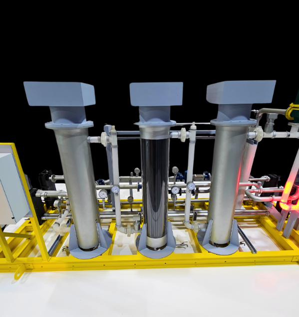 Ein detailliertes Modell für die Wasserstoffproduktion und -speicherung, entwickelt von ARI Modellbau, mit einer erneuerbaren Wasserstoffanlage, Elektrolyseuren, Wasserstoffspeichertanks und Rohrleitungssystemen. Dieses industrielle Modell ist ein un