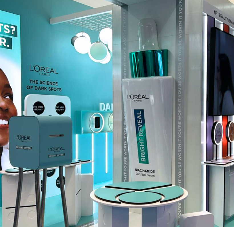 Ein von ARI Modellbau gefertigtes Architekturmodell, das für ein Unternehmen erstellt wurde, das am Anti-Aging Medicine World Congress (AMWC) teilnimmt. Das Modell stellt ein innovatives Gesundheitszentrum im Miniaturmaßstab dar – mit feinster Detail