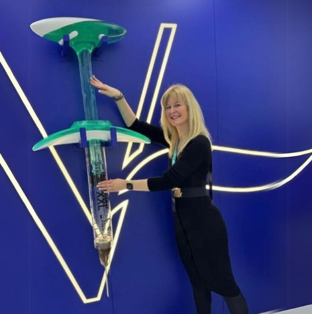 Ein maßgeschneidertes Architekturmodell, entwickelt von ARI Modellbau für ein ausstellendes Unternehmen auf der Beauty Düsseldorf. Das Modell zeigt eine moderne Schönheitsklinik im Miniaturformat mit integrierter LED-Beleuchtung, funktionalen Zonen u