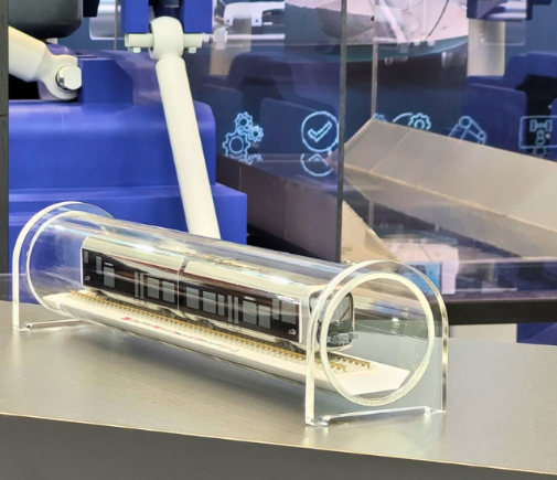 Ein detailliertes, beleuchtetes und animiertes Architekturmodell von ARI Modellbau, speziell für die Pollutec gefertigt, das eine nachhaltige Industrieanlage darstellt. Dieses Ausstellungsmodell umfasst LED-beleuchtete Wege, bewegliche Turbinen und k