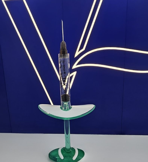 Ein maßgefertigtes Präsentationsmodell von ARI Modellbau, entwickelt für ein Unternehmen, das auf dem IMCAS World Congress ausstellt. Das Modell zeigt ein modernes medizinisches Gebäude mit klaren Linien, realistischen Materialien und maßstabsgetreue