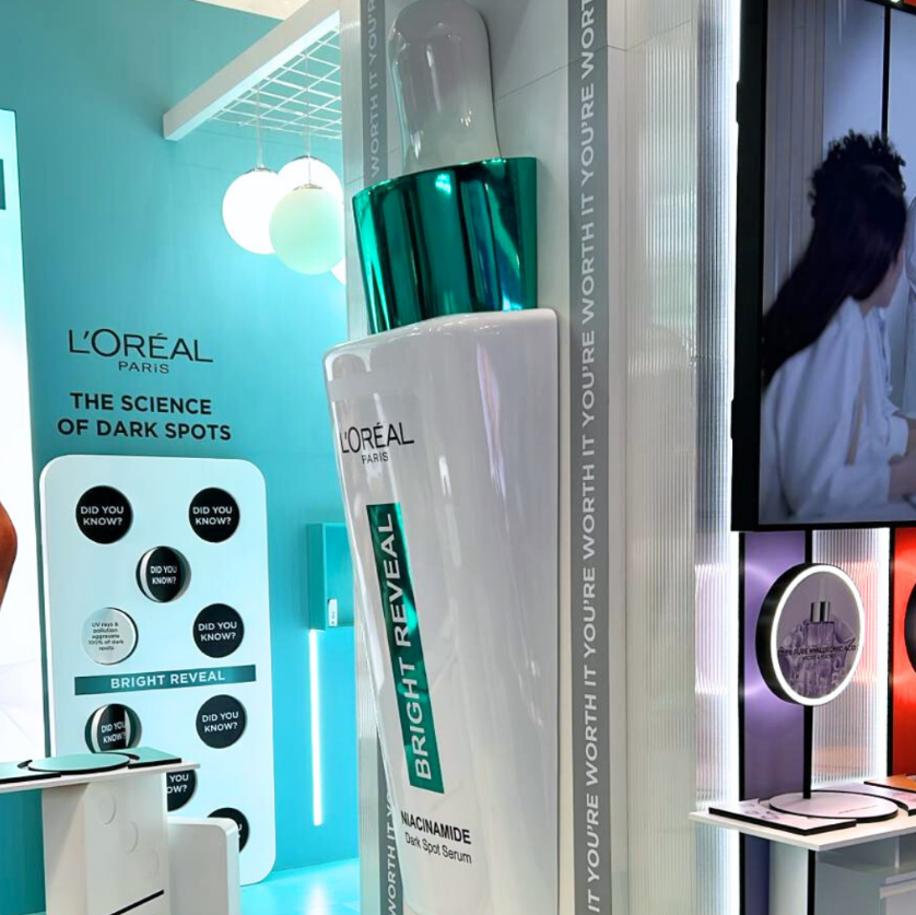 Ein detailliertes, beleuchtetes Modell von ARI Modellbau für einen Aussteller auf der AMWC, mit beweglichen Therapieräumen, mit LEDs beleuchteten Gängen und reflektierenden Paneelen, die ein modernes Anti-Aging-Medizinzentrum darstellen. Modular, mob