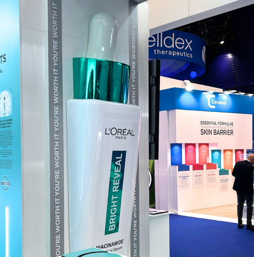 Ein detailreiches, beleuchtetes Modell, entworfen von ARI Modellbau für einen Aussteller auf der AMWC, ausgestattet mit beweglichen Therapieeinheiten, LED-beleuchteten Gängen und transparenten Elementen eines modernen Anti-Aging-Medizinzentrums. Modu