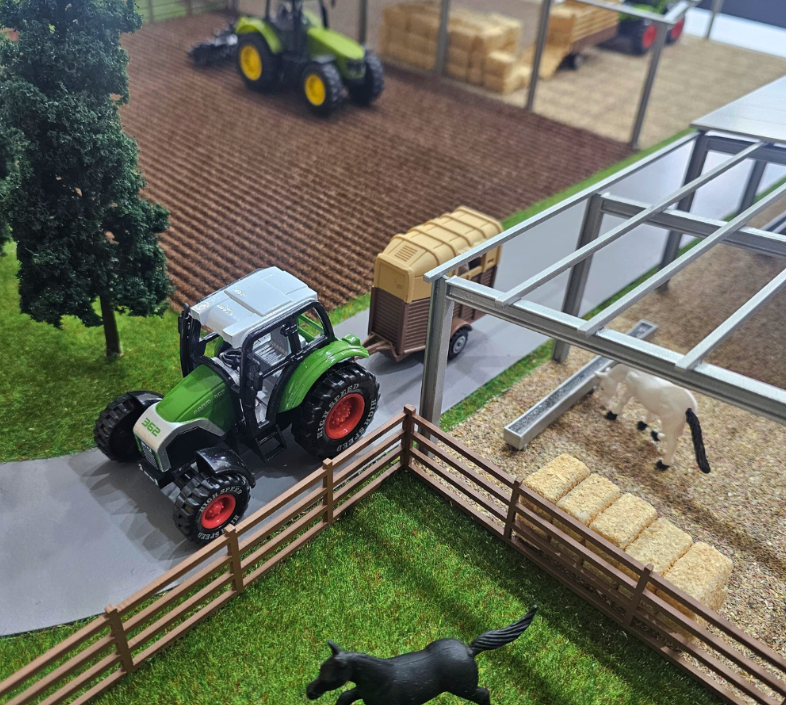 Ein begehbares Modell von ARI Modellbau für die EnergyDecentral, das eine leuchtende Bioenergieanlage mit abnehmbaren Komponenten und topografischen Details zeigt. Entwickelt für maximale Aufmerksamkeit auf Nachhaltigkeitsmessen, bietet dieses Modell