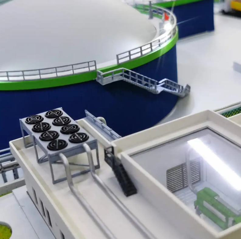 Ein hochdetailliertes, beleuchtetes und animiertes Architekturmodell, entworfen von ARI Modellbau für einen Aussteller auf der EnergyDecentral. Es zeigt realistisch eine Anlage zur Energiegewinnung aus erneuerbaren Quellen mit LED-beleuchteten Energi