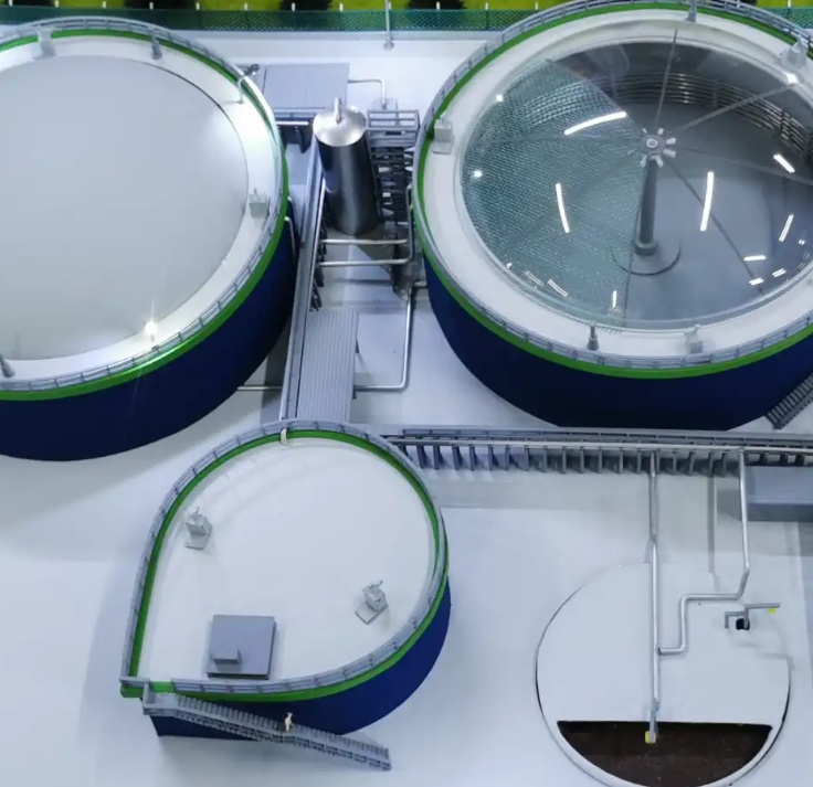 Ein einzigartiges Architekturmodell von ARI Modellbau, exklusiv für einen Aussteller der EnergyDecentral entwickelt. Das Modell zeigt eine Biogasanlage und eine Wasserstofftankstelle mit LED-beleuchteten Energieleitungen, dynamisch interaktiven Beweg