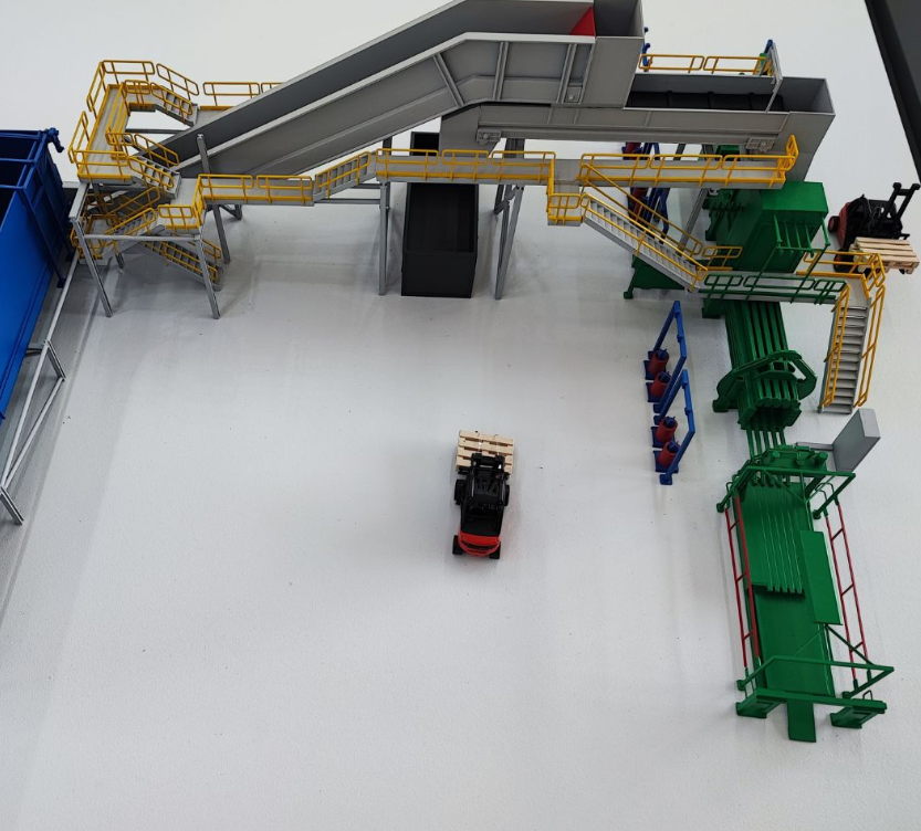 Ein detailliertes physisches Modell, entwickelt von ARI Modellbau für Unternehmen, die auf der Recycling Technik ausstellen. Durch die Kombination von präziser Ingenieurskunst, realistischen architektonischen Elementen und interaktiver Funktionalität