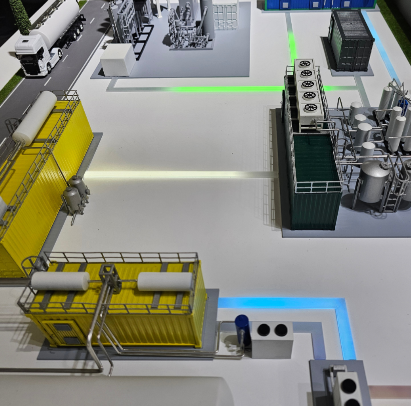 Ein atemberaubend detailliertes, beleuchtetes und animiertes physisches Modell, das von ARI Modellbau für Aussteller der Energy Storage Europe entworfen wurde. Mit präziser Ingenieurskunst, kinetischen Lichteffekten und interaktiven mechanischen Anim
