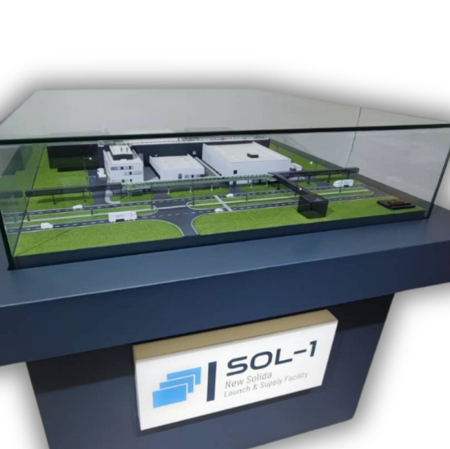 Ein individuelles maßstabsgetreues Modell, maßgeschneidert von ARI Modellbau für Aussteller auf der Hannover Messe Startup & Tech, mit fein ausgearbeiteter Architektur, beleuchteten Bereichen und optional animierten Komponenten. Entwickelt für de