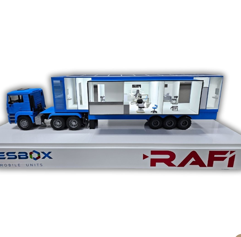 Ein hochwertiges physisches Modell, individuell gefertigt von ARI Modellbau für einen Aussteller der InnoTrans Startup Area. Das Modell zeigt detaillierte Verkehrsinfrastruktur, Komponenten von Schienenfahrzeugen und beleuchtete Bereiche, die es Star