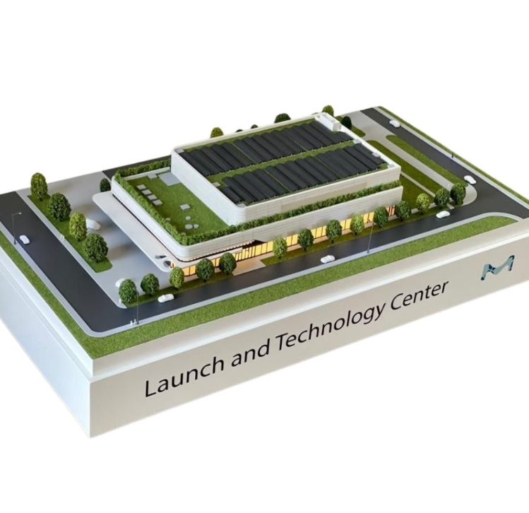 Ein farbenfrohes und hochwertig verarbeitetes beleuchtetes und animiertes Architekturmodell, entwickelt von ARI Modellbau für einen INTERMAT-Messestand. Das Modell zeigt komplexe Stadtstrukturen, Bausysteme und Energielösungen mit Lichteffekten und B