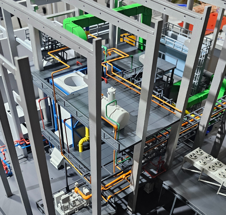 Von ARI Modellbau maßgeschneiderte, beleuchtete und animierte Modelle für die Technishow, darunter moderne Produktionsanlagen, automatisierte Systeme, Energiezentren für erneuerbare Energien und innovative Industrieeinrichtungen. Durch Lichteffekte, 