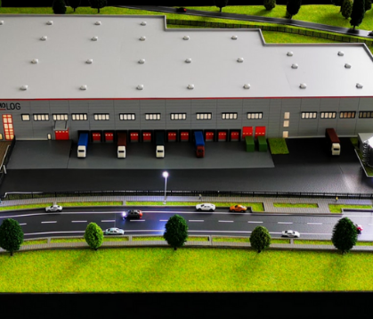 Detailreiche beleuchtete und animierte Modelle von ARI Modellbau für die Fruit Logistica, die Kühllagersysteme, moderne Logistikzentren, Lebensmittelverarbeitungsanlagen und nachhaltige Agrarprojekte darstellen. Mit Beleuchtung, Animation und Interak