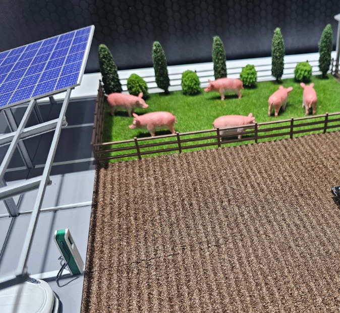 Individuelle Ausstellungsmodelle von ARI Modellbau für die BioFach, darunter Biobauernhöfe, nachhaltige Produktionsanlagen, Zentren für erneuerbare Energien und umweltfreundliche Agrarinfrastrukturen. Diese Modelle kombinieren Lichteffekte, animierte