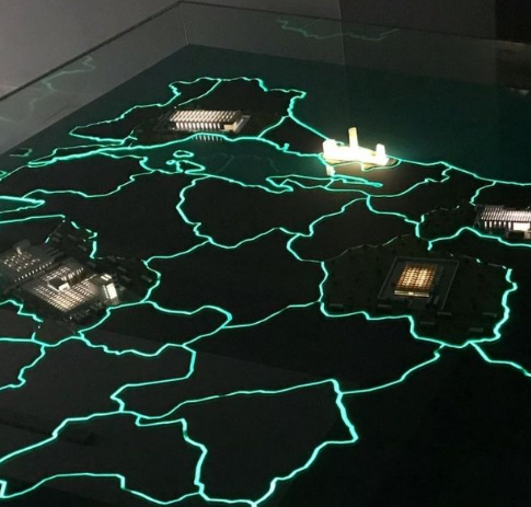 Beleuchtete und animierte Modelle von ARI Modellbau für die AgriFlanders, darunter moderne Landwirtschaftsbetriebe, Viehzuchtanlagen, erneuerbare Energieprojekte, Bewässerungssysteme und agrartechnische Innovationen. Mit Lichteffekten, dynamischen An
