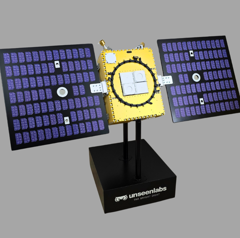 Ein detailliertes physisches Modell von ARI Modellbau, entworfen für die Defence Tech, das Militärbasen, fortschrittliche Verteidigungssysteme, Schiffe, Flugzeuge, Drohnen und Satellitentechnologien zeigt. Mit Lichteffekten, animierten Funktionen und