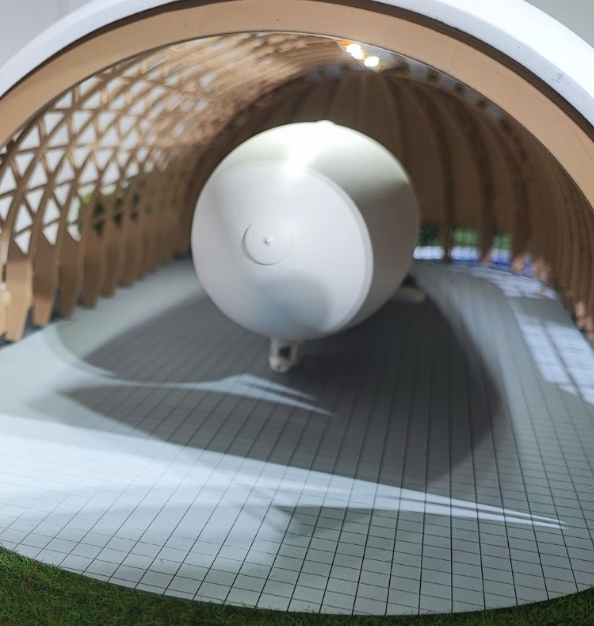 Beleuchtete und animierte Modelle von ARI Modellbau für die DroneX Europe, die Drohnenflotten, unbemannte Luftfahrtsysteme, Logistikzentren, Kontrollstationen und Luftfahrtinfrastrukturen darstellen. Mit LED-Beleuchtung, beweglichen Elementen und int