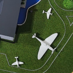 Maßgeschneiderte beleuchtete und animierte Modelle von ARI Modellbau für die DroneX Europe, die Drohnenflotten, UAV-Systeme, Kontrollzentren und Luftfahrtinfrastruktur darstellen. Mit LED-Beleuchtung, beweglichen Elementen und interaktiven Funktionen