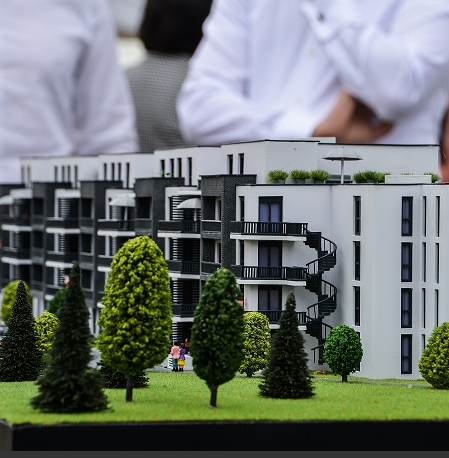 Individuell gefertigte Modelle von ARI Modellbau für die Design September, die ikonische Architektur, kulturelle Pavillons, nachhaltige Stadtentwicklungen und kreative Installationen präsentieren. Mit Beleuchtungseffekten, dynamischen Animationen und