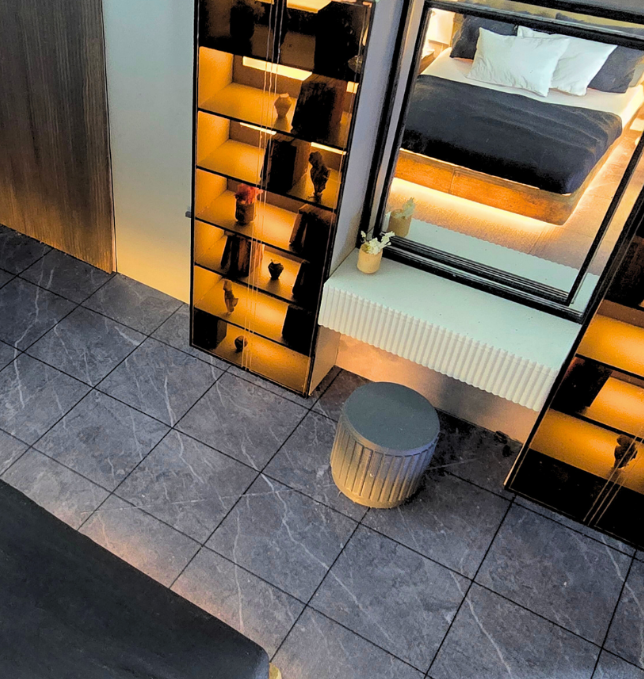 Ein beleuchtetes und animiertes Architekturmodell von ARI Modellbau, speziell für die Vakantiebeurs gefertigt, das Tourismusresorts, nachhaltige Reiseprojekte und architektonische Designs mit LED-Beleuchtung, Bewegung und feinen Details präsentiert.