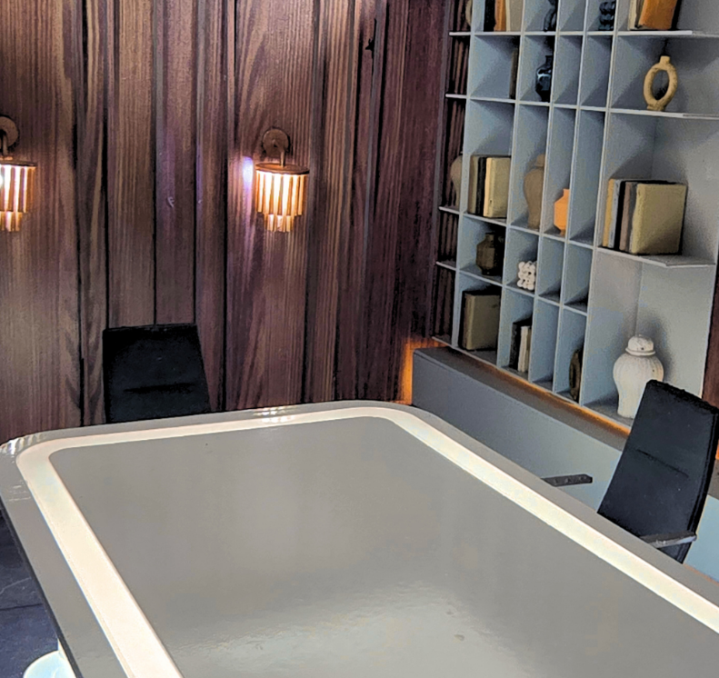 Ein beleuchtetes und animiertes Architekturmodell von ARI Modellbau für die ReiseLust in Bremen, das Tourismusziele, Hotelinfrastrukturen und nachhaltige Entwicklungen zeigt. Mit LED-Beleuchtung, beweglichen Elementen und dynamischem Design ziehen di