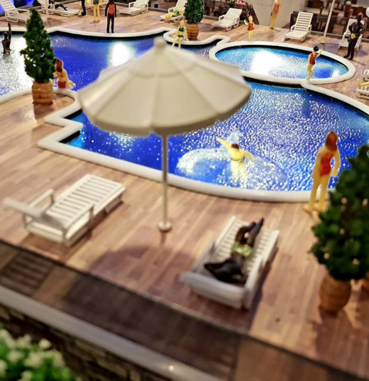 Ein präzise gefertigtes physisches Architekturmodell von ARI Modellbau für die Travel Expo, mit realistischen Oberflächen, feinen architektonischen Details und integrierter Beleuchtung, um Besucher anzuziehen und die Sichtbarkeit Ihres Messestands zu