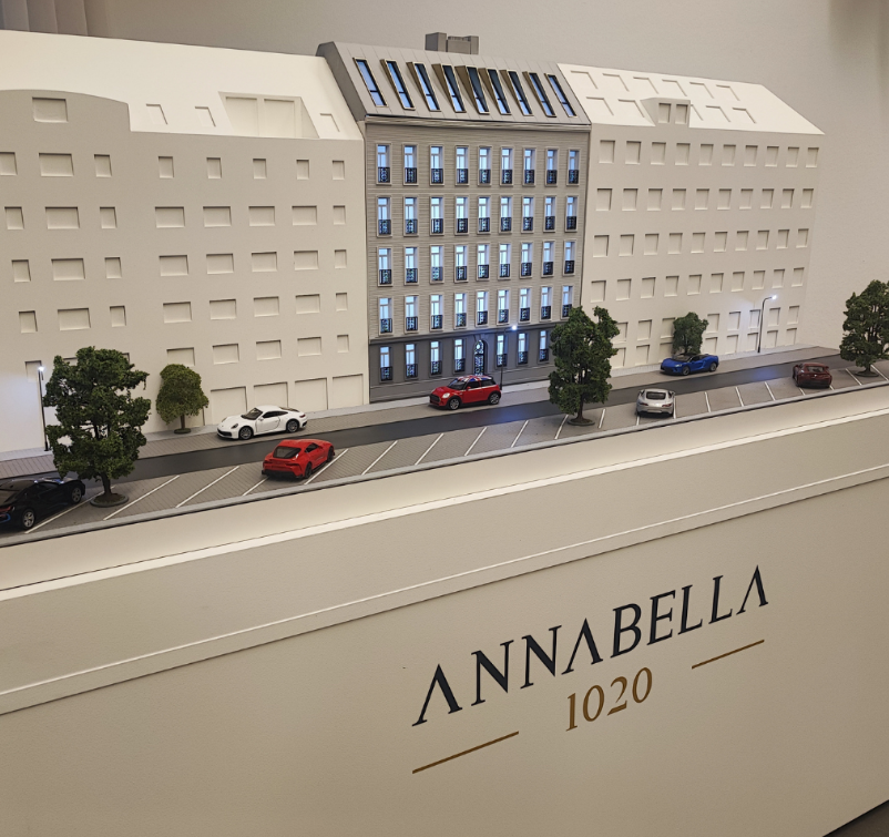 Maßgefertigtes beleuchtetes und animiertes Architekturmodell, entwickelt von ARI Modellbau für das Vienna Tourism Forum, das moderne Tourismuskonzepte, Infrastrukturentwicklungen und Hotelprojekte zeigt. Mit Lichteffekten, beweglichen Elementen und i
