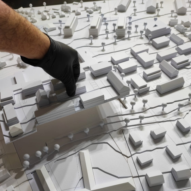 Ein detailliertes maßgeschneidertes Bildungsmodell, entwickelt von ARI Modellbau für die Bildung und Digitales Lernen (226) Messe. Diese physische Ausstellungsmaquette zeigt intelligente Klassenzimmer, digitale Labore und interaktive E-Learning-Syste