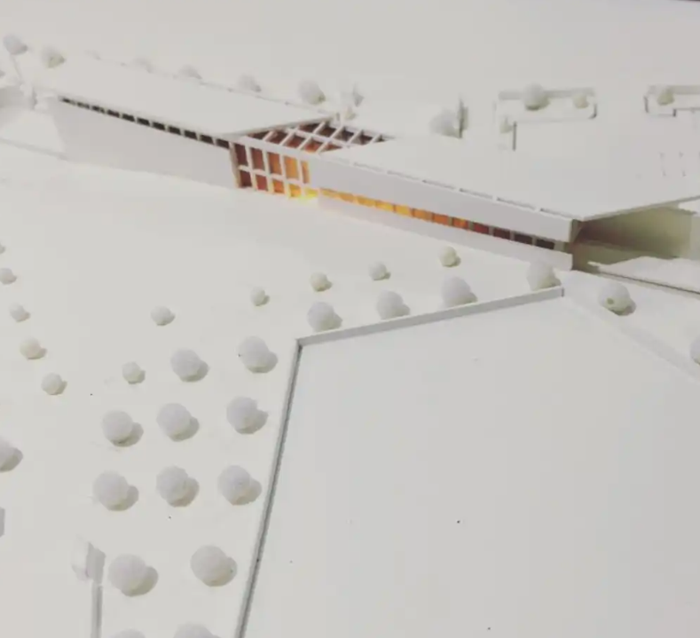 Ein maßgeschneidertes beleuchtetes und animiertes Architekturmodell, entworfen von ARI Modellbau für die EdTech Europe. Dieses Modell kombiniert Beleuchtung, Bewegung und handwerkliche Präzision, um Lernumgebungen zum Leben zu erwecken. Jedes Modell 