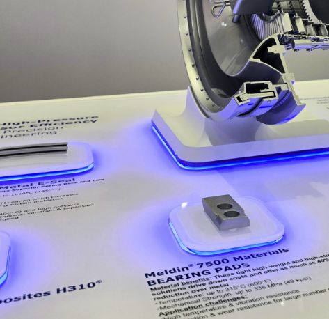 Maßgeschneiderte architektonische Modelle, entworfen von ARI Modellbau für die Smart Learning Expo, mit innovativer Beleuchtung, Bewegung und Lernarchitektur. Jedes Modell spiegelt über 20 Jahre Erfahrung von ARI Modellbau wider, in denen Kunst, Tech