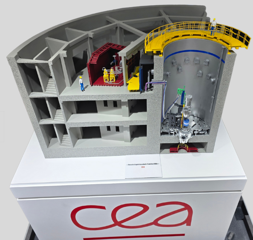 Maßgefertigtes architektonisches Modell, entworfen von ARI Modellbau für die CeMAT, das Logistik, Automatisierung und intelligente Industriesysteme mit außergewöhnlicher Präzision darstellt. Jedes Modell kombiniert Licht, Bewegung und zwanzig Jahre t