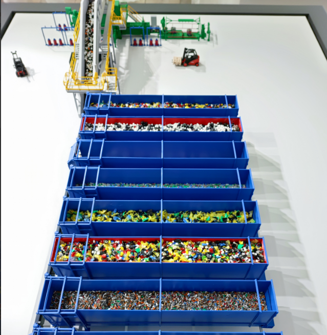 Ein maßgeschneidertes beleuchtetes und animiertes architektonisches Modell, entworfen von ARI Modellbau für die Supply Chain Event, das fortschrittliche Lichtsysteme, Bewegungsmechanismen und architektonische Handwerkskunst vereint, um Innovation in 