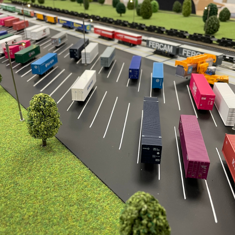 Ein maßgeschneidertes beleuchtetes und animiertes Architekturmodell, entworfen von ARI Modellbau für die Top Transport Europe, das Beleuchtungs- und Bewegungstechnologie mit architektonischer Präzision kombiniert. Mit über 20 Jahren Erfahrung verwand