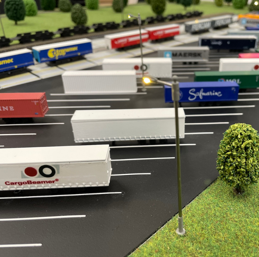 Ein individuell gefertigtes Ausstellungsmodell von ARI Modellbau, das speziell für die Top Transport Europe entworfen wurde. Es vereint Lichttechnik, Bewegungsmechanismen und architektonische Präzision, um Innovation in der Transport- und Logistikbra