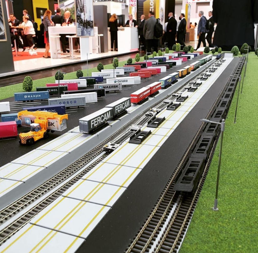 Ein maßgeschneidertes beleuchtetes und animiertes Architekturmodell, entworfen von ARI Modellbau für die ICT & Logistiek in Utrecht. Durch die Kombination von Beleuchtung, Bewegung und architektonischer Präzision verwandelt ARI Modellbau komplexe