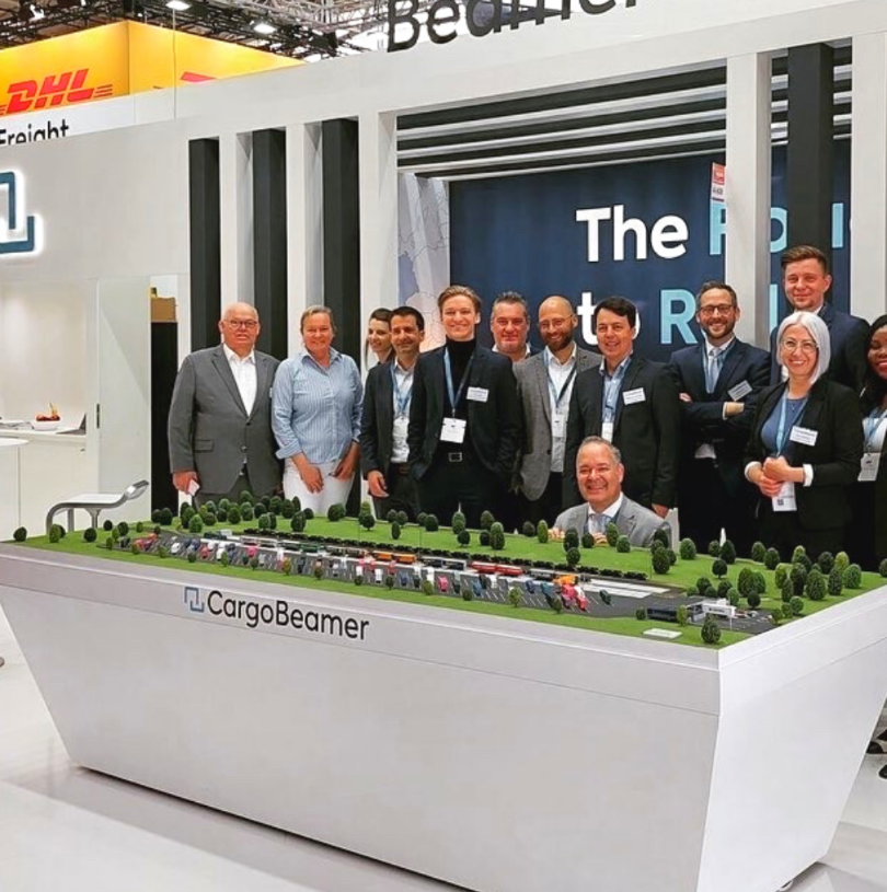 Ein maßgeschneidertes Ausstellungsmodell, entworfen von ARI Modellbau für die ICT & Logistiek, das Architektur, Beleuchtung und Bewegung kombiniert, um Innovationen in Logistik, IKT und digitaler Transformation hervorzuheben. Mit mehr als zwei Ja