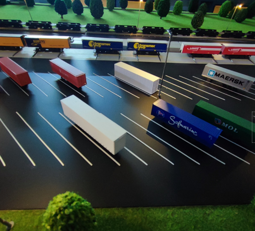 Ein maßgeschneidertes Ausstellungsmodell, entworfen von ARI Modellbau für die Vakbeurs Transport & Logistics, das Licht, Bewegung und architektonische Präzision vereint. Mit über zwei Jahrzehnten Erfahrung verwandelt ARI Modellbau komplexe Konzep