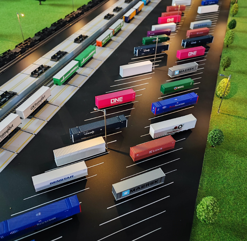 Ein maßgeschneidertes beleuchtetes und animiertes Modell, entwickelt von ARI Modellbau für die Logistics & Distribution. Durch den Einsatz modernster Lichttechnik und architektonischer Präzision erweckt jedes Modell Logistik- und Transportsysteme