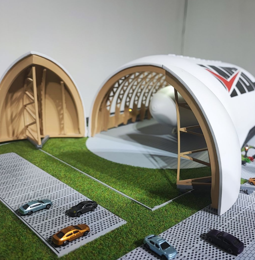 Ein einzigartiges beleuchtetes und animiertes Ausstellungsmodell, das von ARI Modellbau speziell für die Logistics & Distribution Switzerland entworfen wurde. Dieses Modell betont Automatisierung, Transportsysteme und Innovationen in der Lieferke