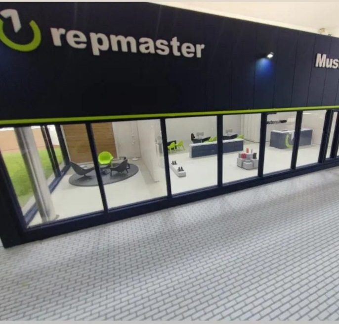 Ein vollständig beleuchtetes und animiertes Logistikmodell, entworfen von ARI Modellbau, ausgestattet mit fortschrittlicher LED-Sequenzierung, präziser Bewegungsmechanik, mehrstöckigen architektonischen Details, geführten Interpretationszonen und Vis